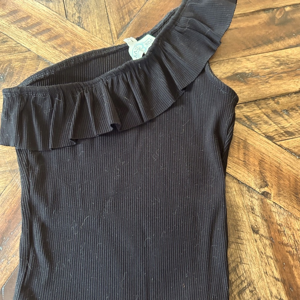 New with tags size small Francesca tank top black with one strap with ruffle